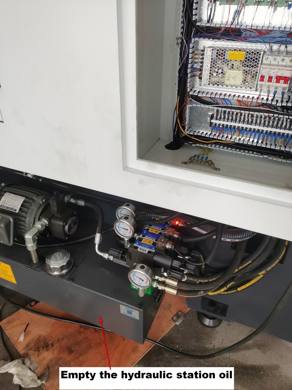 Empty the hydraulic station oil.jpg